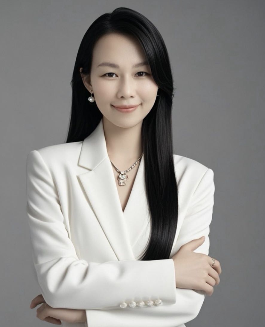 二十八岁左右年轻女性头像,穿粉色衬衫,浅色背景,时尚商务形象,友好微笑表情,现代职业装束